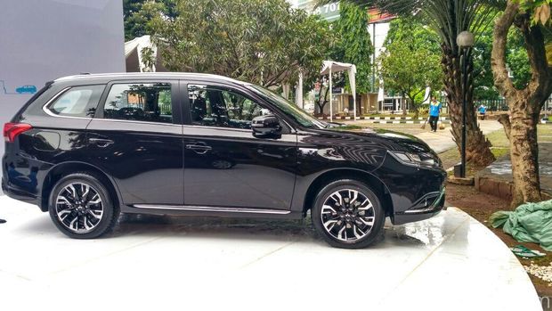 Pemerintah Terima 10 Mobil Listrik dari Mitsubishi