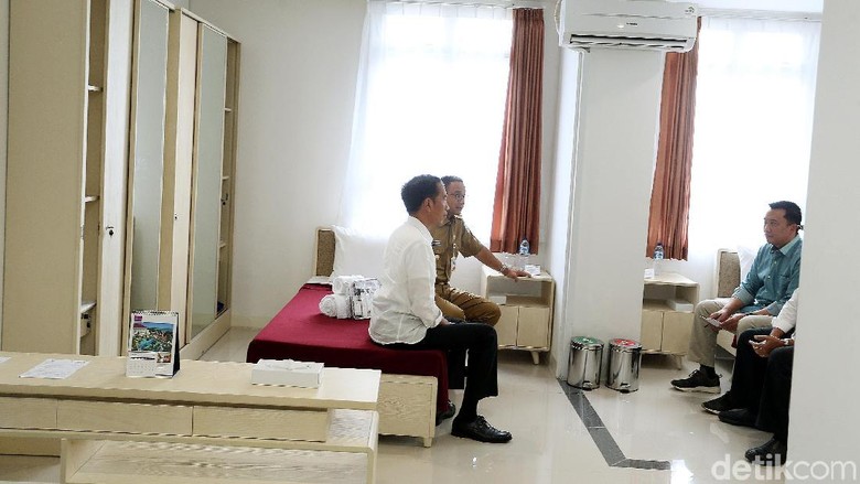 Berita Foto: Jokowi-Anies Tinjau Wisma Atlet
