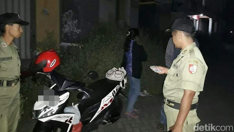Pasangan Mesum Ini Digerebek Saat Bermesraan di Ruko Kosong
