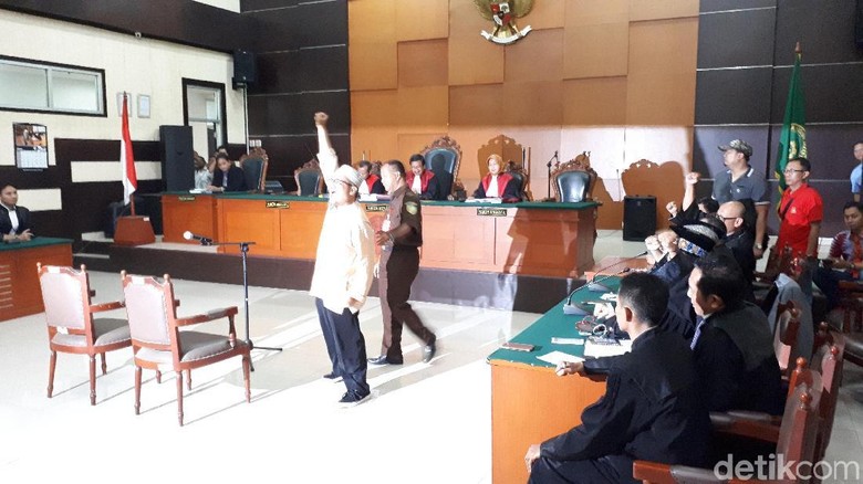 Hadapi Sidang Vonis, Jonru Teriakkan Takbir