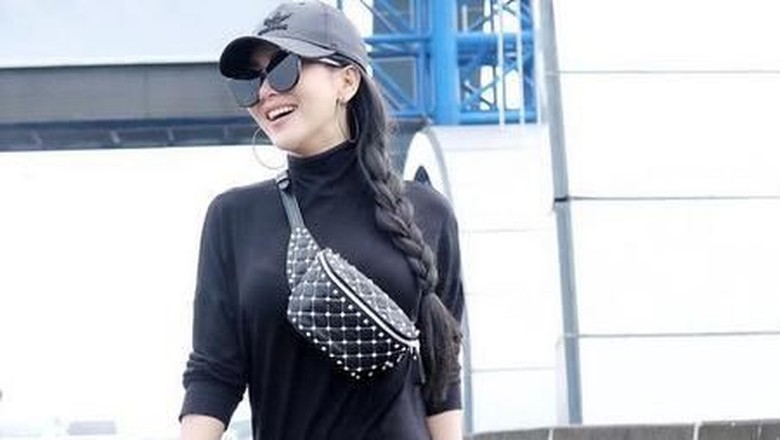 Berfoto di Jalan Tol Surabaya, Syahrini Bisa Kena Penjara 18 Bulan