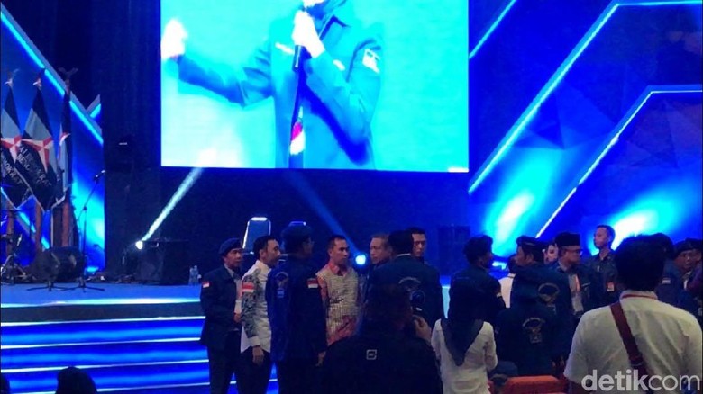 Saat SBY Cegat Kader PD yang Ingin Keluar Arena Rapimnas