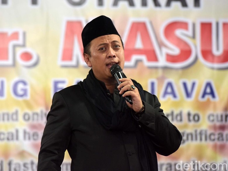 Umrah Bersama Perempuan Bercadar, Opick Sudah Punya Istri Keempat?
