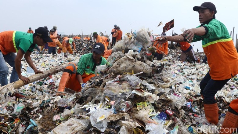sandi-akui-lambat-koordinasi-penanganan-sampah-di-teluk-jakarta