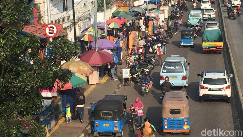 batal-ditertibkan-pkl-jatinegara-masih-mangkal-di-trotoar