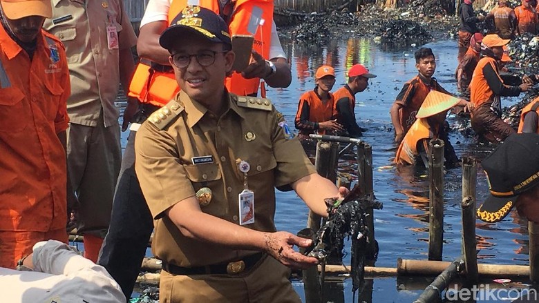 Momen Anies Bersihkan Lautan Sampah Teluk Jakarta Pakai Tangan