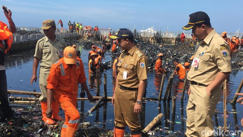 Momen Anies Bersihkan Lautan Sampah Teluk Jakarta Pakai Tangan