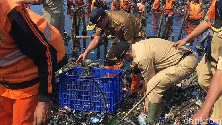 Momen Anies Bersihkan Lautan Sampah Teluk Jakarta Pakai Tangan