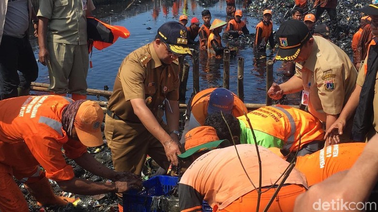 Momen Anies Bersihkan Lautan Sampah Teluk Jakarta Pakai Tangan
