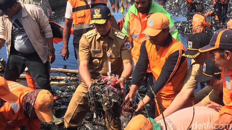 Momen Anies Bersihkan Lautan Sampah Teluk Jakarta Pakai Tangan
