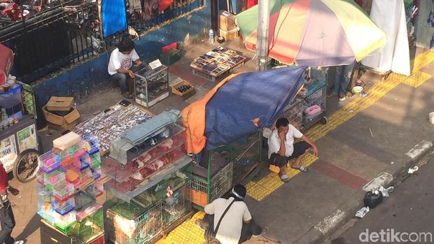 Batal Ditertibkan, PKL Jatinegara Masih Mangkal di Trotoar