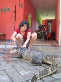 biawak-brigadir-fian-yang-gaul-diajak-makan-di-kafe--berenang--biawak-cantik