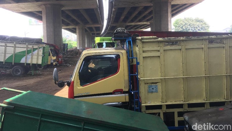 ada-parkir-truk-liar-di-kolong-tol-kalijodo