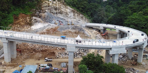 Keren Banget! Jalan Layang Ini Dibangun Meliuk di Antara Hutan
