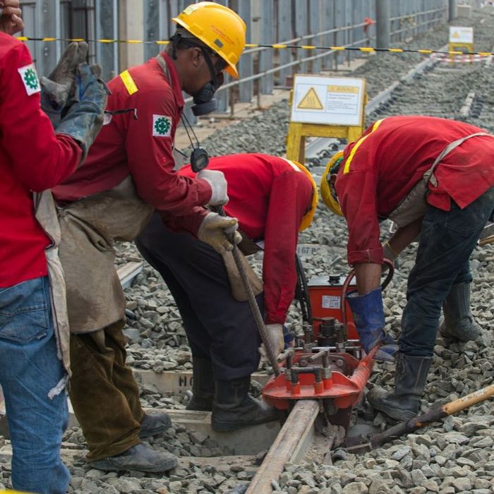 1.300 Pekerja MRT Kebut Pemasangan Rel dan Stasiun Siang Malam