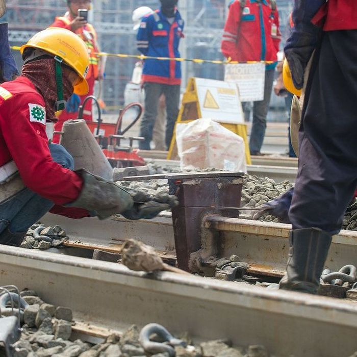 1.300 Pekerja MRT Kebut Pemasangan Rel dan Stasiun Siang Malam