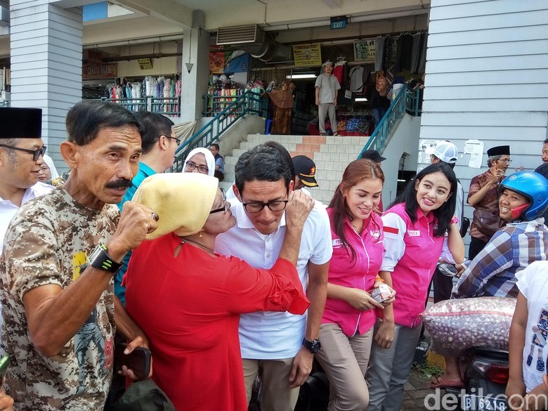 sandiaga-dikerumuni-kaum-ibu-dan-dicium-nenek-nenek-di-bekasi