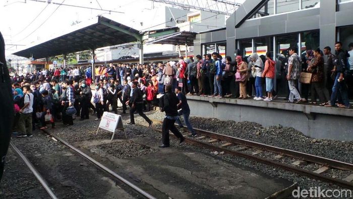 Solusi dari Menhub Atasi Desak-desakan Horor di Stasiun Duri