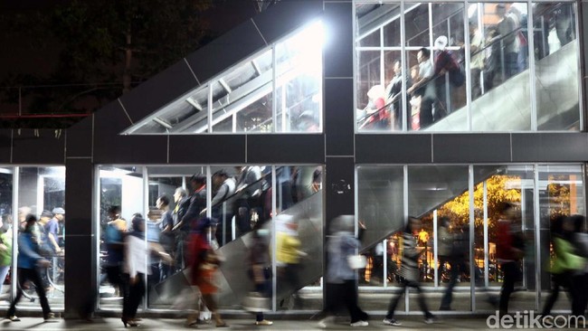 Cerita Horor Stasiun Duri: Bertaruh Nyawa di Bibir Peron
