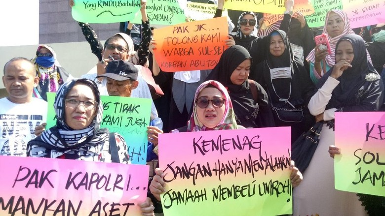 Diwarnai Tangis, Para Agen Abu Tours Demo DPRD Sulsel