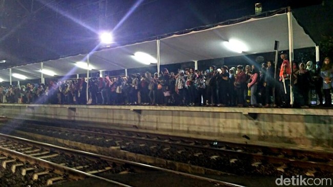 Cerita Horor Stasiun Duri: Bertaruh Nyawa di Bibir Peron