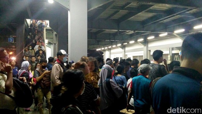 Cerita Horor Stasiun Duri: Bertaruh Nyawa di Bibir Peron
