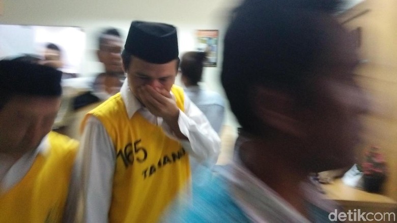 Foto: Ekspresi Lesu Terdakwa Penelanjangan Sejoli Hadapi Vonis