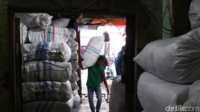 Memanggul Beban Berat Demi Rupiah