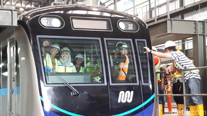 cek-kereta-mrt-anies-selfie-bareng-masinis-wanita