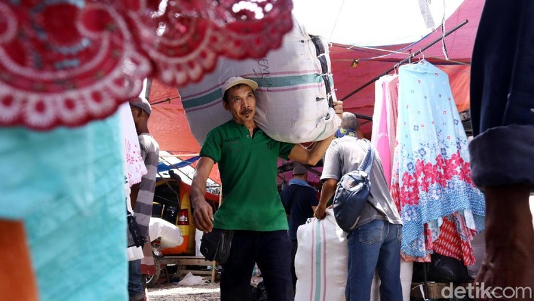Memanggul Beban Berat Demi Rupiah
