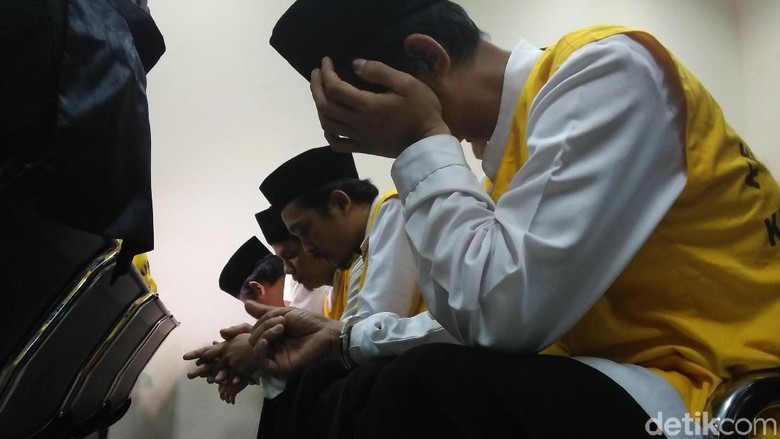 Foto: Ekspresi Lesu Terdakwa Penelanjangan Sejoli Hadapi Vonis