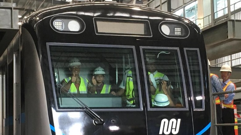 Ajak Anak, Anies Lihat Kereta MRT di Depo Lebak Bulus