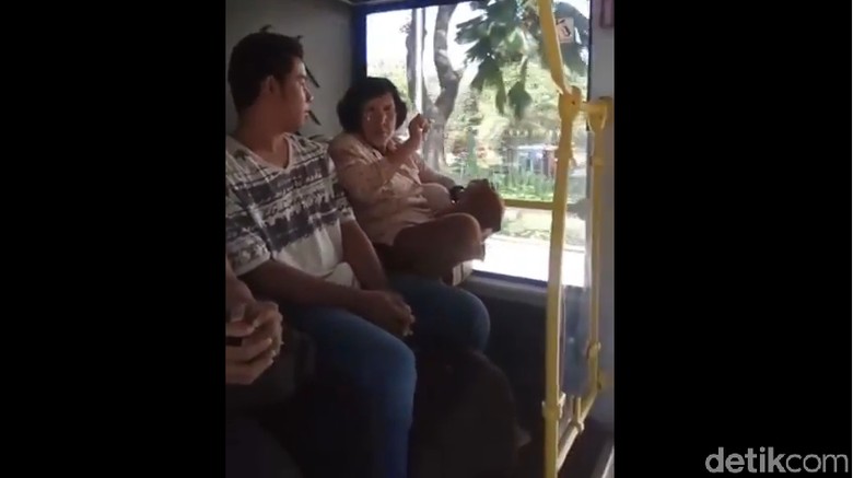 Viral Petugas TransJ Rekam Nenek Jongkok di Kursi yang Marah-marah