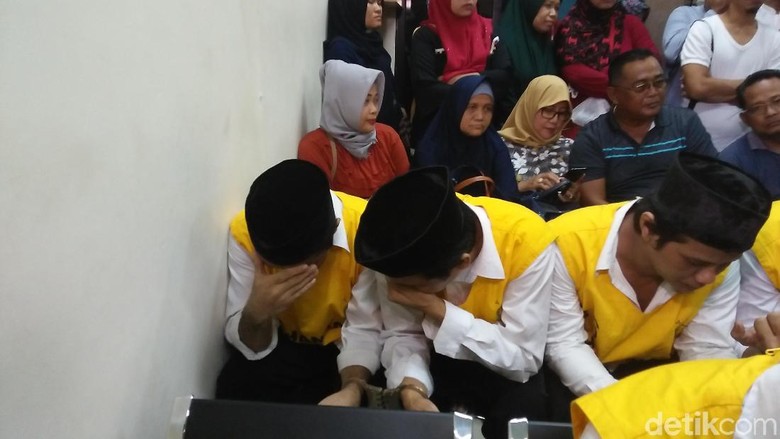 Foto: Ekspresi Lesu Terdakwa Penelanjangan Sejoli Hadapi Vonis