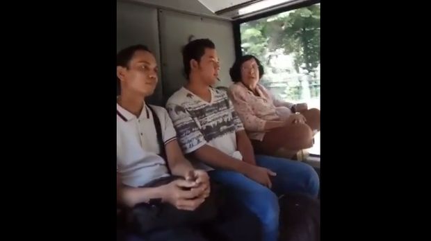 Viral Petugas TransJ Rekam Nenek Jongkok di Kursi yang Marah-marah