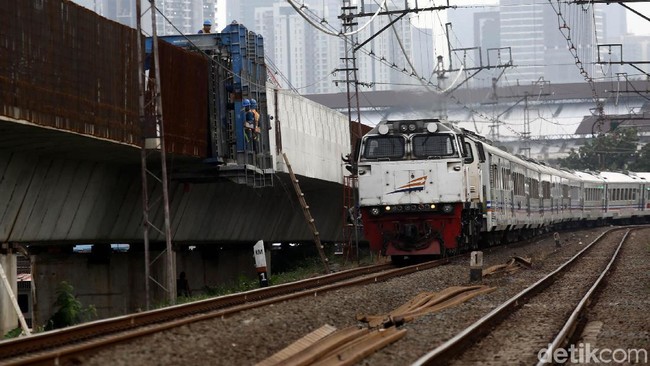 ngoceh-di-kereta-api-wanita-ini-mengaku-teman-teroris