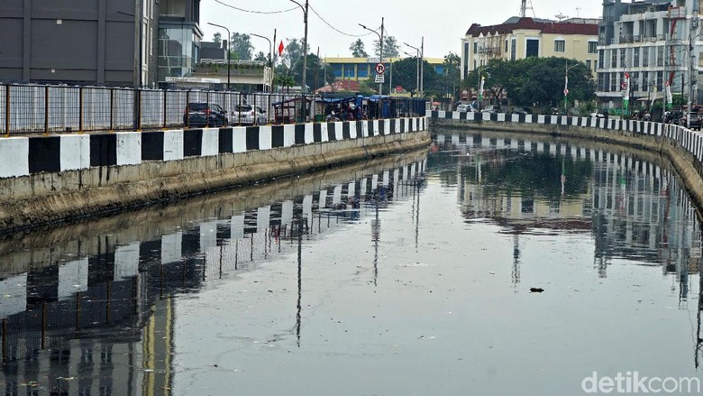 Mengapa Sungai di Jakarta Memiliki Air yang Hitam dan Bau?