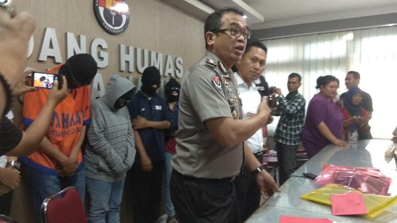 Polisi Gerebek Pesta Seks Komunitas Seks Menyimpang di Surabaya