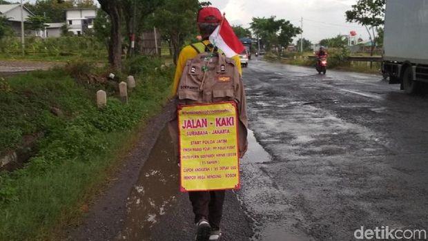 Kakek Pensiunan Polisi Jalan Kaki dari Surabaya ke Jakarta