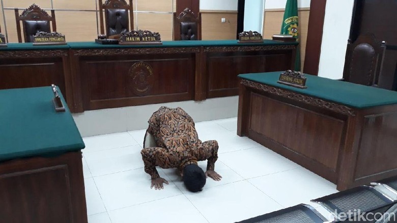 Kentut Sujud Syukur saat Namanya Resmi Diganti Ihsan Hadi