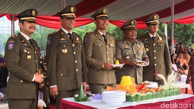 Waduh, Anies-Sandi Timpuk Satpol PP Pakai Batu