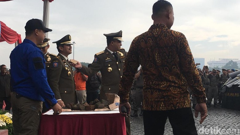 Waduh, Anies-Sandi Timpuk Satpol PP Pakai Batu
