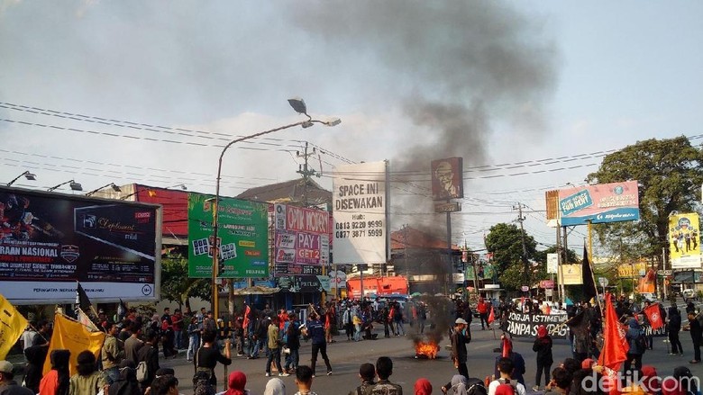 Aksi May Day di Yogya, Massa Bakar Pos Polisi