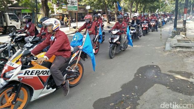 Buruh Ikut Demo Sambil Tunggangi Honda CBR dan Yamaha NMAX