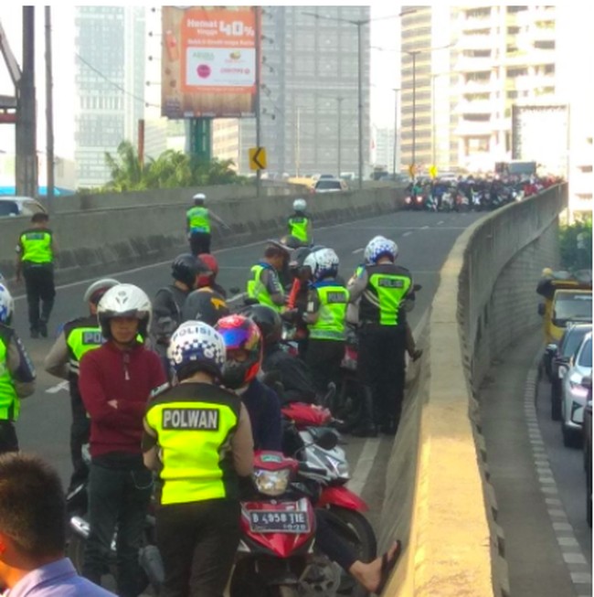 Mirip Pasukan Siap Perang, Pemotor Nakal Hindari Razia di JLNT Kasablanka