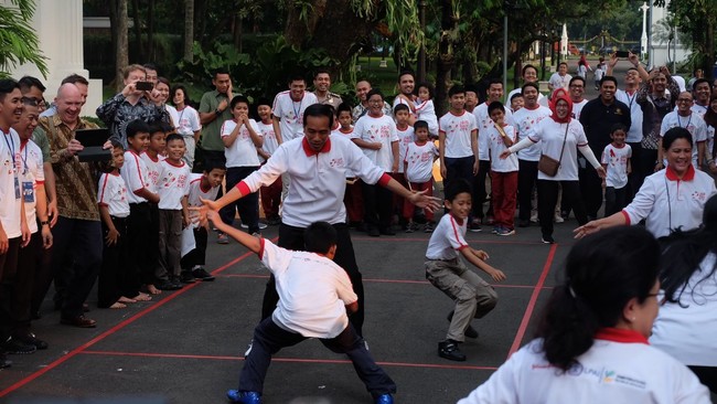 Gembiranya Jokowi Main Gobak Sodor Bareng Anak-anak

