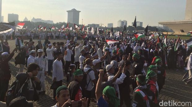 Massa Aksi Bela Palestina Putihkan Kawasan Monas