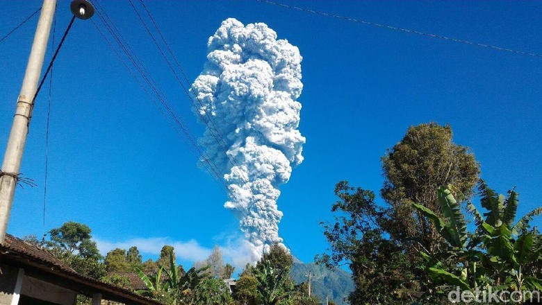 Merapi Bergemuruh dan Keluarkan Asap Putih Tinggi Pagi Ini