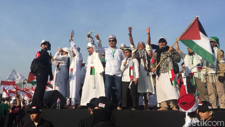 Massa Aksi Bela Palestina Putihkan Kawasan Monas