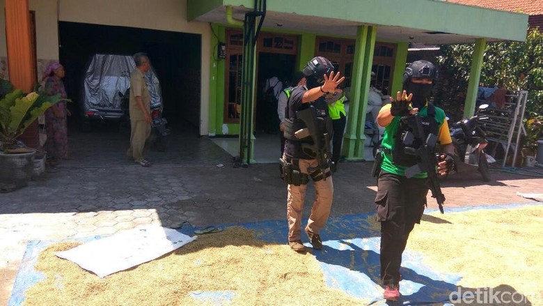 Pasutri di Sidoarjo Digerebek Densus, 6 Bom Rakitan Diamankan